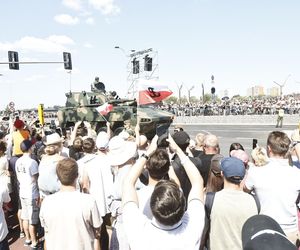 Tłumy na defiladzie wojskowej w Warszawie