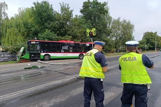 Autobus staranował przystanek. Dramatyczna relacja. „Kilka osób pod autobusem”