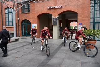 Piłkarze przyjechali na trening rowerami. Skorupski się zgubił