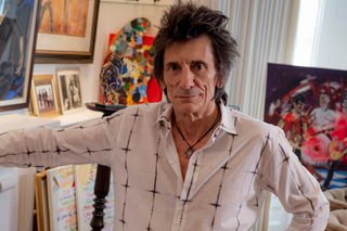 Gitarzysta grupy The Rolling Stones drugi raz pokonał raka. Ronnie Wood to nałogowy palacz. Co pomogło mu wyzdrowieć?