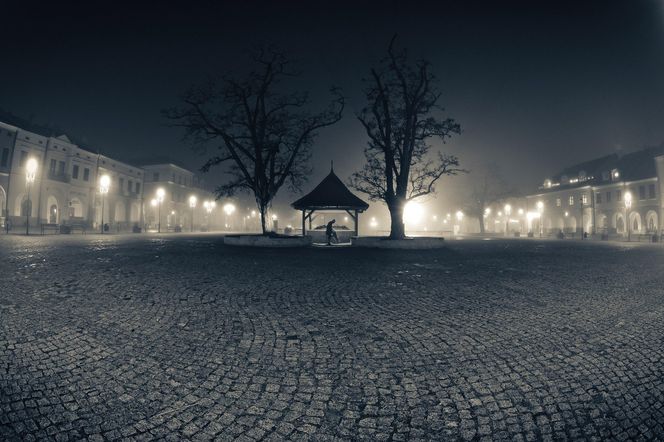 Rynek w Krośnie nocą