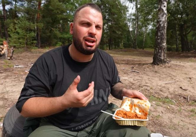 Wojek i Książulo testują wojskowe jedzenie