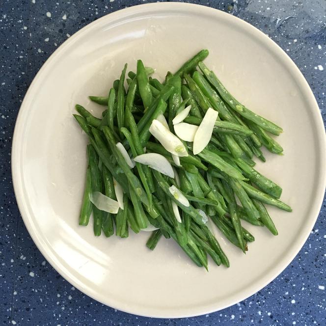 Sałatka z fasolki i czosnku: przepis na sałatkę z fasolki szparagowej