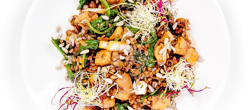 Kaszotto gryczane z kurczakiem, szpinakiem i kapustą pekińską