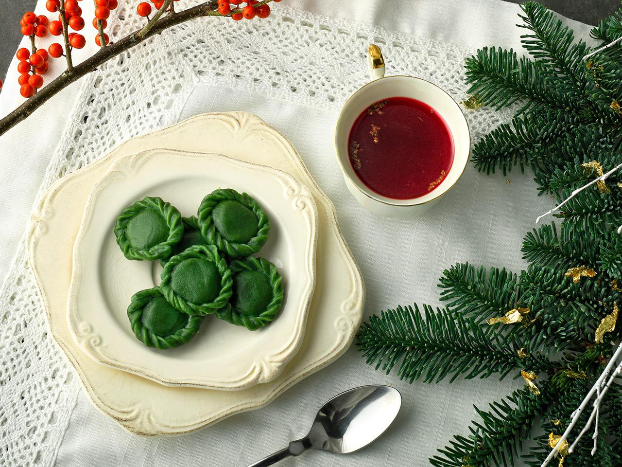 Zielone pierożki do barszczu czerwonego: bajeczny przepis na świąteczną magię