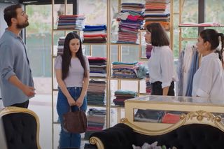 Kuzey zabiera Bahar na zakupy i kupuje jej drogie ubrania.