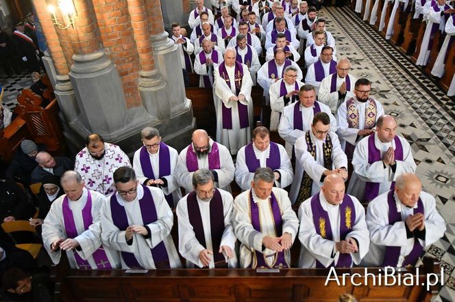 Wierni Archidiecezji Białostockiej pożegnali abp. Edwarda Ozorowskiego [ZDJĘCIA]