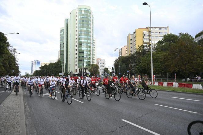 Biało-czerwonym peletonem rowerzyści uczcili Powstanie Warszawskie 