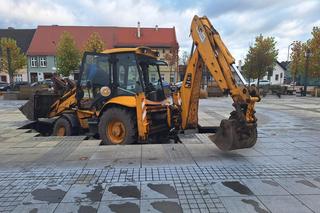 Koparka wjechała na fontannę i się zapadła. Burmistrz: „Chce mi się wyć!”