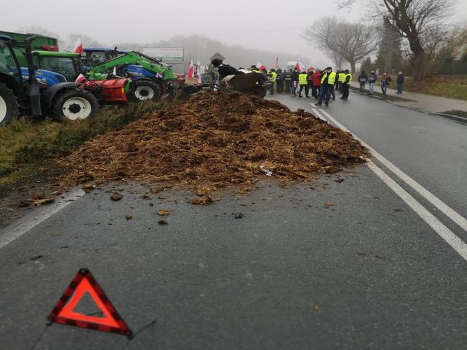 Rolnicy blokują drogę w Sampławie. Chcą spotkania z Morawieckim!