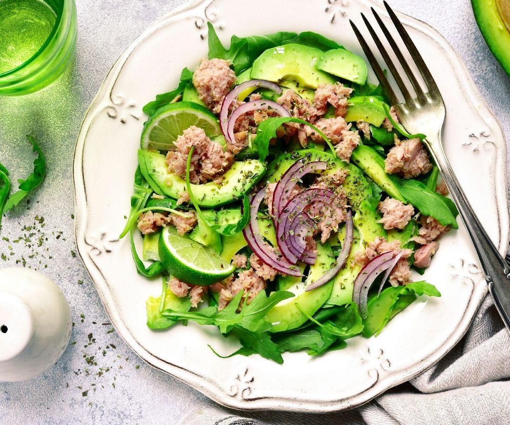sałatka z tuńczykiem i awokado