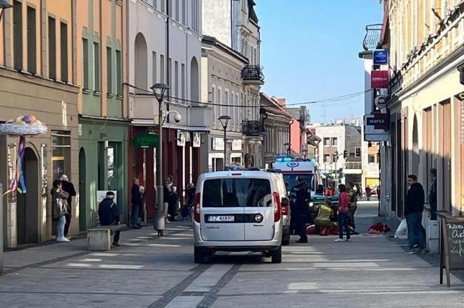 Śmigłowiec LPR lądował przy bazylice w Rybniku. Młody mężczyzna wypadł z okna