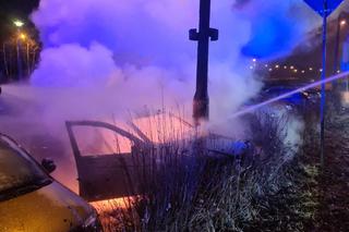 Samochód połonął jak pochodnia. Obok stały zaparkowane inne auta