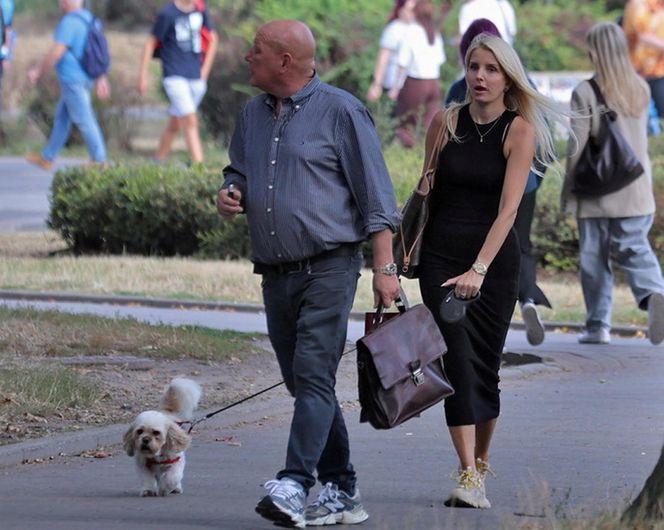 Jasnowidz Jackowski przyłapany w Warszawie. Młodsza, atrakcyjna kobieta i luksusowe zakupy