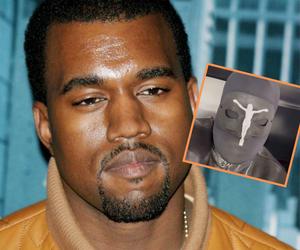 Kanye West z Jezusem na twarzy podczas Super Bowl. Ta maska pochodzi z popularnego domu mody