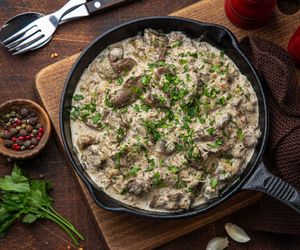 Wątróbki drobiowe w sosie śmietanowym z natką pietruszki – delikatne, pełne smaku i proste w przygotowaniu