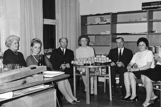 QUIZ PRL. Studniówka w PRL-u: biała bluzka, polonez i oranżada. Czy ktoś to jeszcze pamięta? 