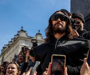 Jared Leto zagrał spontaniczny koncert pod pomnikiem Mickiewicza w Krakowie