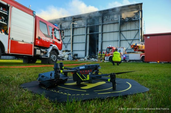  Kawle. Pożar zakładu przetwórstwa drobiowego. 120 strażaków walczy z żywiołem w czwartek, 14 sierpnia. Jeden z nich zaginął [ZDJĘCIA]