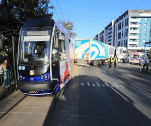 Tir zderzył się z tramwajem we Wrocławiu. 47-latek wysiadł z ciężarówki i zmarł.