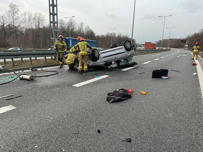 Wypadek na A4. 19-letni kierowca peugeota uderzył w bariery energochłonne