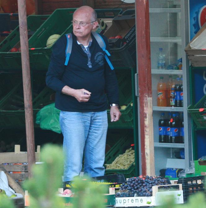 Marek Borowski kradnie śliwki