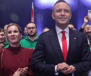 Marta Nawrocka na konferencji programowej w bordowej sukience 