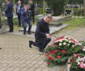 Andrzej Duda ukląkł przed grobem posła PSL. Prezydent uczcił rocznicę katastrofy smoleńskiej