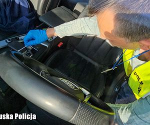 Szalony pościg za złodziejem audi. 18-latek wjechał w znak i wciąż próbował uciekać!