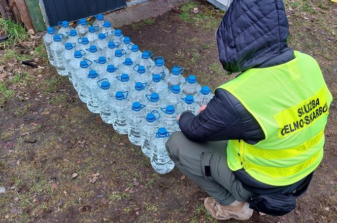 Czarna Białostocka. Nalot służb na dom 33-latki. Nielegalnie produkowała alkohol