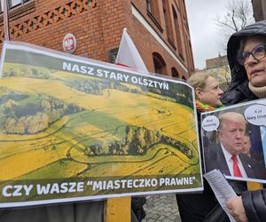 Protest mieszkańców gminy Purda pod olsztyńskim ratuszem