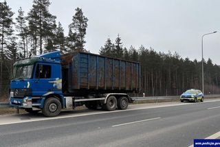Uciekał kradzioną ciężarówką przed policjantami z Mazur. Kierowca był osobą zaginioną