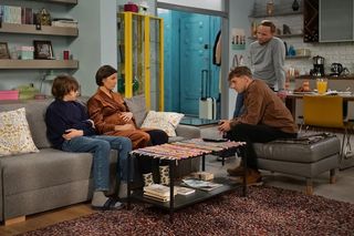 Pierwsza miłość, odcinek 3991: Tomek (Oskar Wojciechowski), Maciek (Yan Polovnikov), Kinga (Aleksandra Zienkiewicz), Janek (Maciej Mikołajczyk)