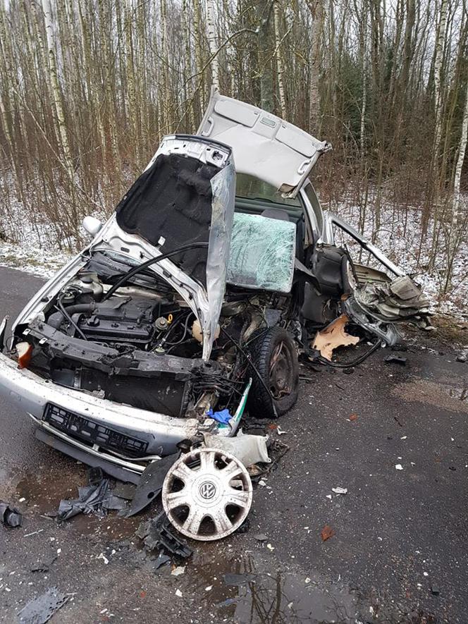 Narewka - Nowosady. Volkswagen zderzył się z autobusem