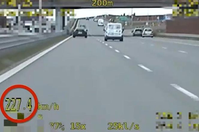 Szaleńczy rajd pod Warszawą! Porsche pędziło 227 km/h. Pirat drogowy słono zapłacił