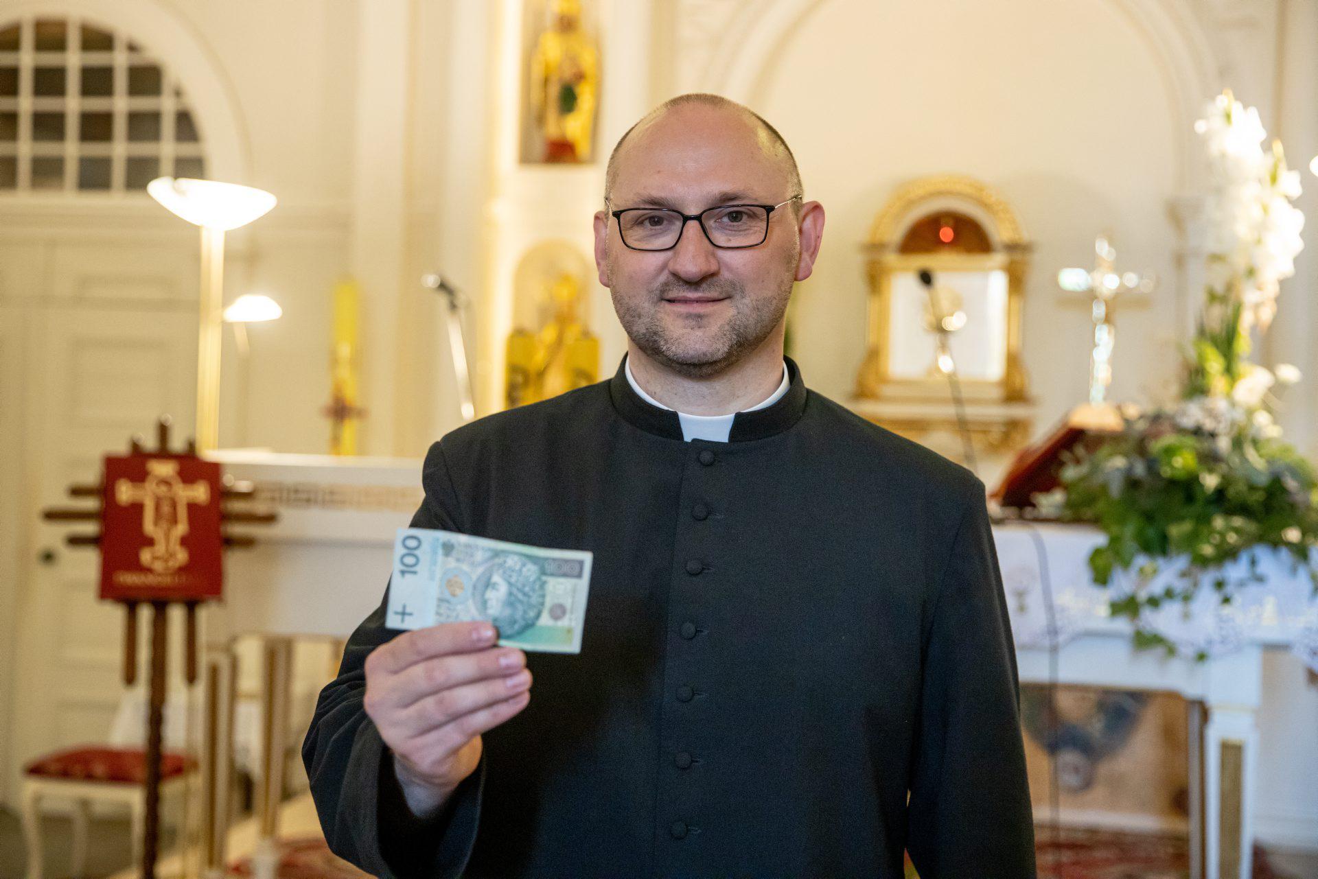 Ksiądz spod Poznania na mszy rozdaje pieniądze Poznań