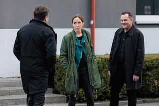 Na Wspólnej odc. 3502. Iga (Lidia Sadowa), Michał (Robert Kudelski), Sławek Dziedzic (Mariusz Słupiński)