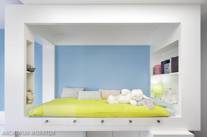 Błękitny kolor ściany za łóżkiem w pokoju dziewczynki