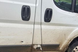 Nieudana blokada policji pod Jelenią Górą. Kierowca fiata ducato pojechał dalej [ZDJĘCIA]