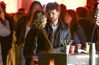 Maciej Musiał całował ukochaną na balkonie