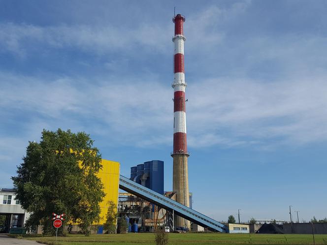 ​Najwyższa budowla w Lesznie przechodzi malowanie. Komin MPEC-u jak nowy