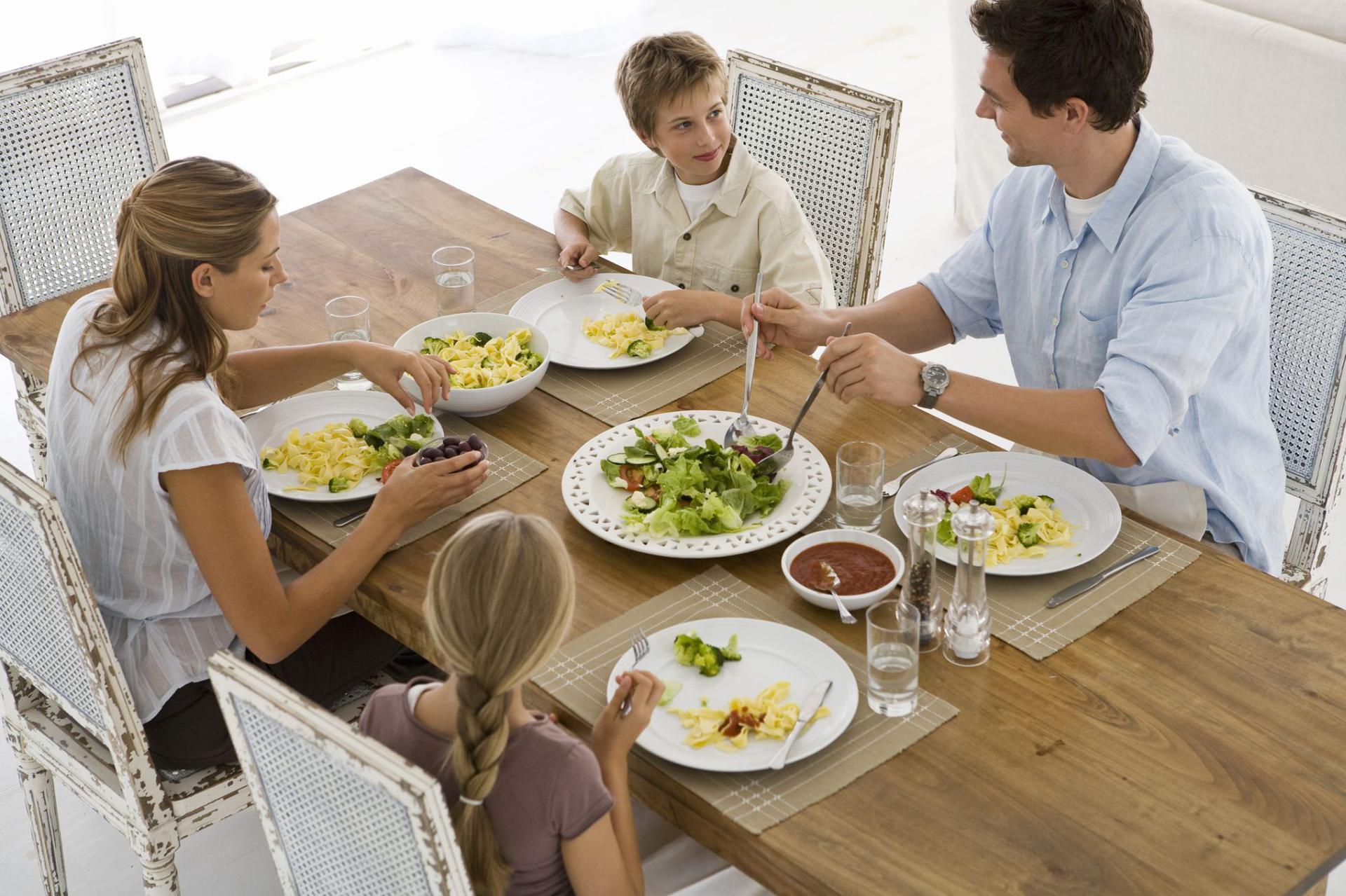 Поменяться столами. Семья за столом. Семья за обеденным столом. Обед за столом. Воскресный семейный обед.