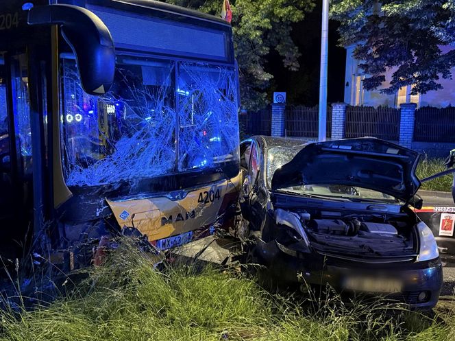 Dramatyczny wypadek we Włochach. Autobus zdzerzył się z osobówką