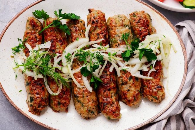 Kurczak w ziemniaczanych rulonikach to hit na każdą okazję. Wypróbuj ten przepis i zaskocz swoich gości