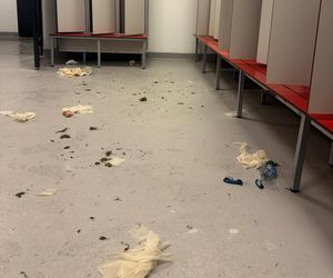 Piłkarze Legii zdemolowali szatnię Cracovii. Skandaliczne zachowanie! Pokazano zdjęcia ze środka