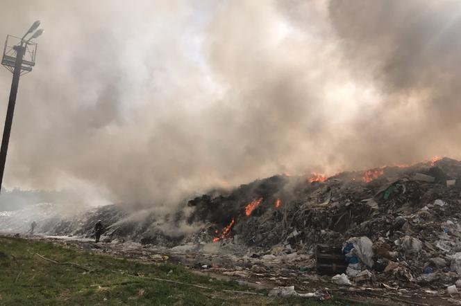 Grożny pożar w  miejscowości Teodory koło Łasku  w województwie łódzkim