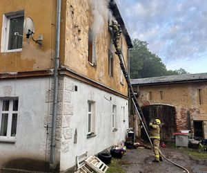 Dramatyczny pożar na Dolnym Śląsku. Mężczyzna ewakuowany przez okno, budynek doszczętnie zniszczony