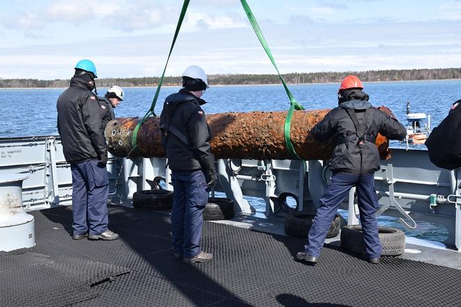 Torpeda leżała ponad 80 lat na dnie Zatoki Puckiej. Wydobyli ją nurkowie 