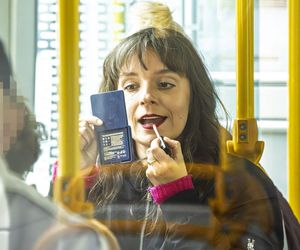 Jachira maluje się w tramwaju