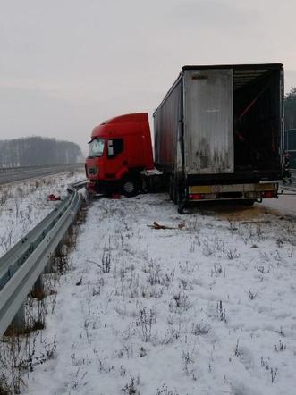 Wypadek na S8. TIR uderzył w barierki